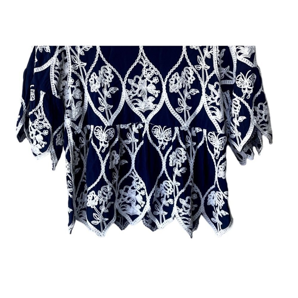 Kindred‎ Anthropologie Blue Embroidered Floral Sz M Peasant Bell Sleeve Top - Picture 3 of 9